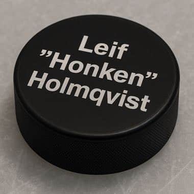 En ishockeypuck med texten Leif "Honken" Holmqvist