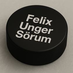 En ishockeypuck som det står "Felix Unger Sorum" på
